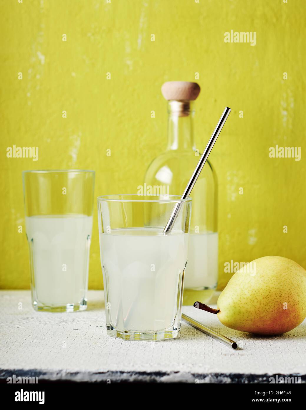 Birnengetränk, Cocktail in einem Glas mit Stroh. Stockfoto