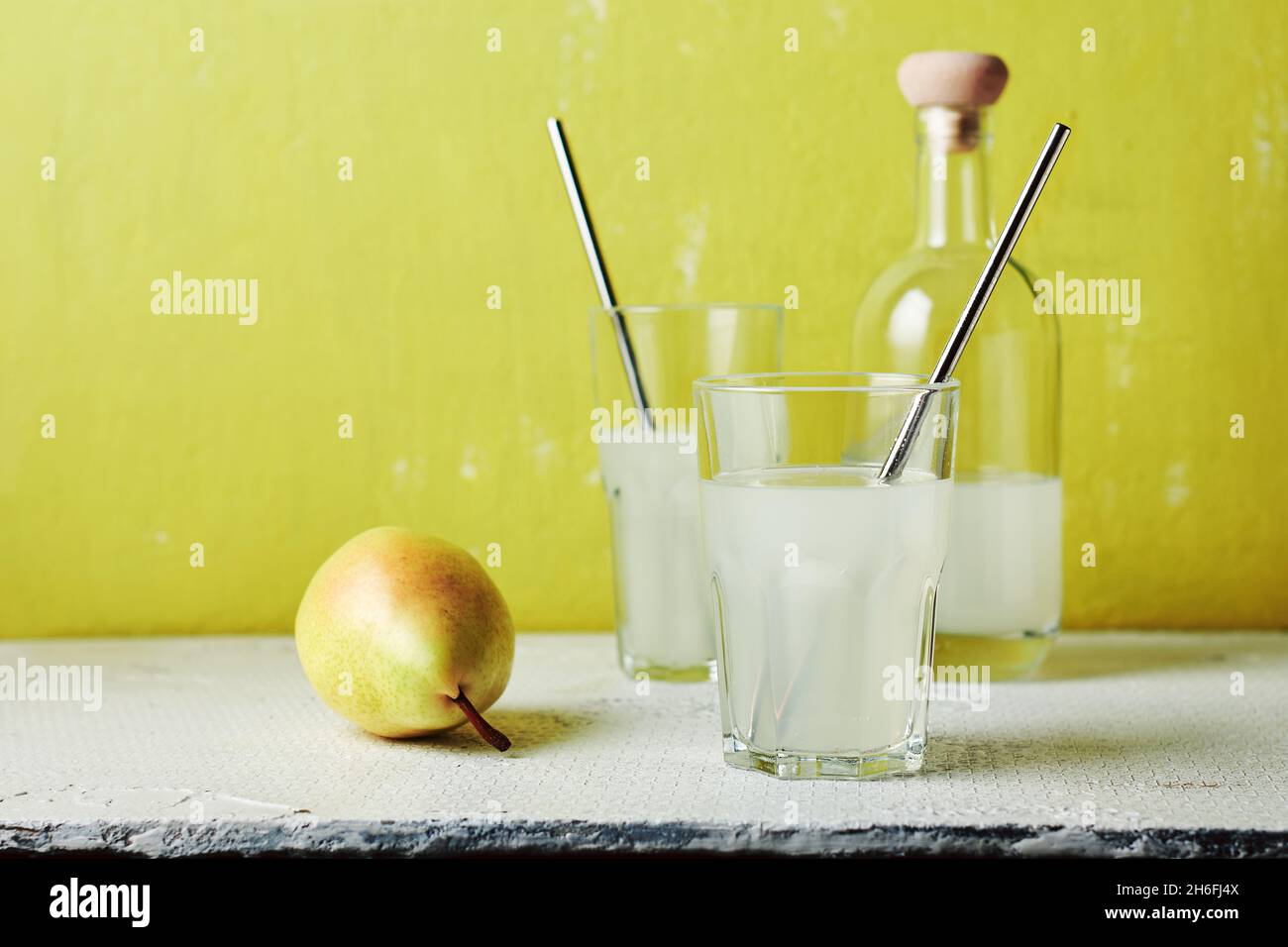 Birnengetränk, Cocktail in einem Glas mit Stroh. Stockfoto