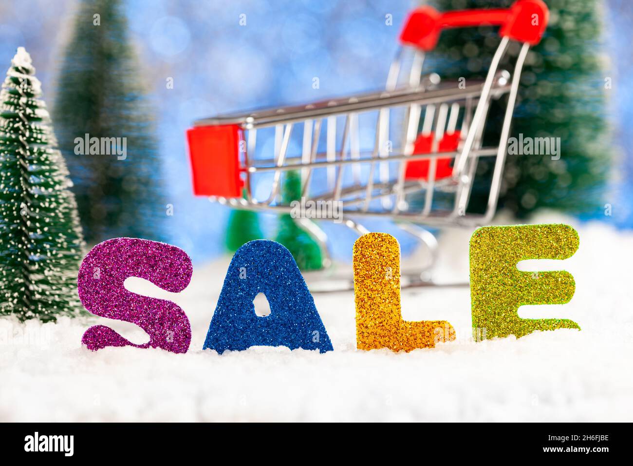 Weihnachtsangebot. Supermarkt Trolley und Inschrift Verkauf Stockfoto