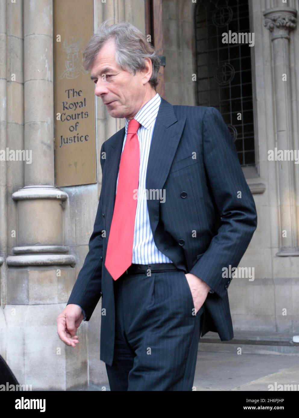 Martin Broughton, der Vorsitzende des Fußballclubs von Liverpool, stellte sich heute vor dem High Court in London vor, als die größten Gläubiger des Clubs, die Royal Bank of Scotland, um eine rechtliche Bestätigung bitten, dass die derzeitigen Eigentümer George Gillett und Tom Hicks kein Recht haben, einen geplanten Verkauf zu blockieren. Stockfoto