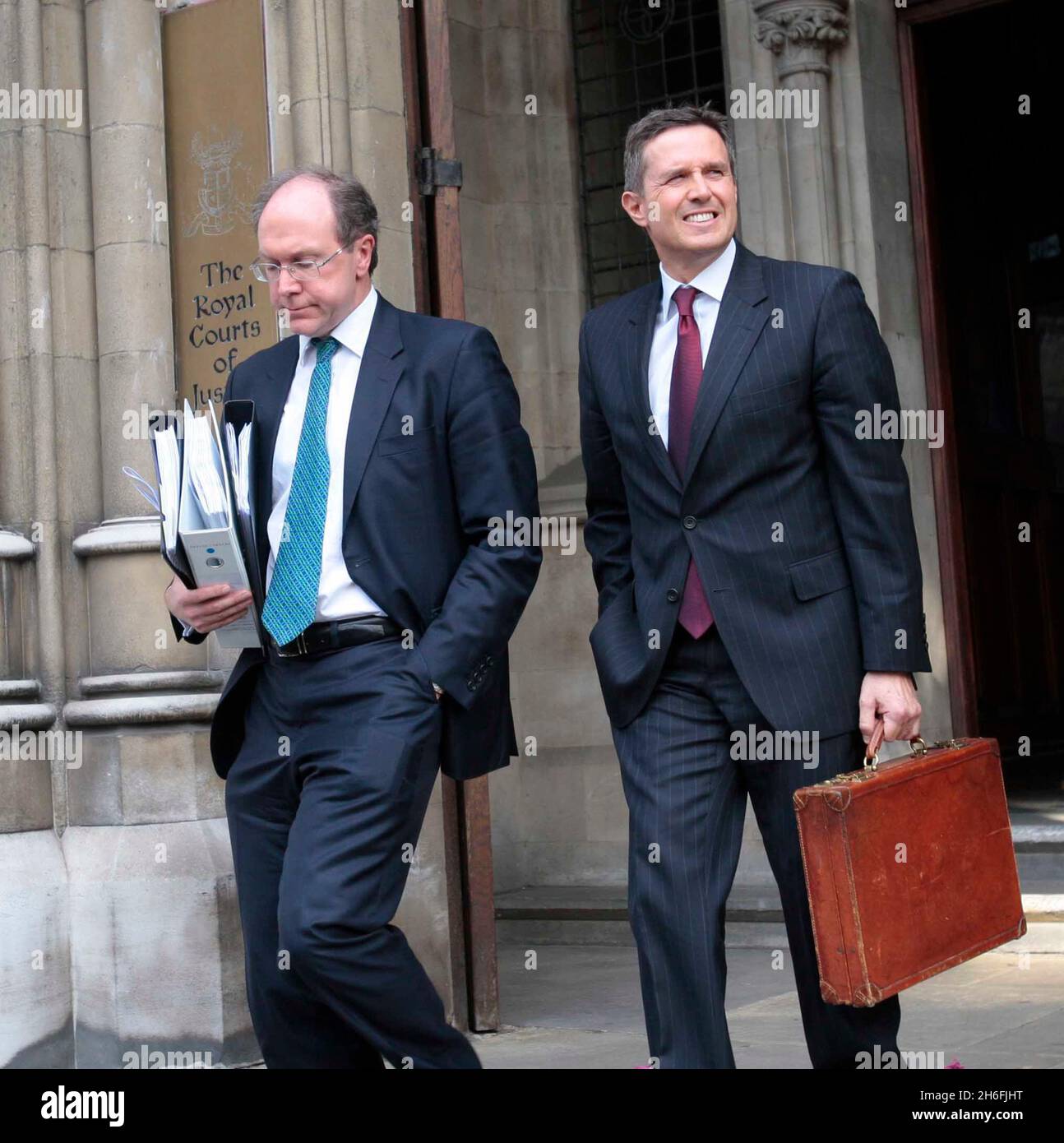Christian Purslow, Managing Director des Fußballclubs von Liverpool (rechts), auf dem Foto vor dem High Court in London, als die größten Gläubiger des Clubs, die Royal Bank of Scotland, eine rechtliche Bestätigung einholen, dass die derzeitigen Eigentümer George Gillett und Tom Hicks kein Recht haben, einen geplanten Verkauf zu blockieren. Stockfoto