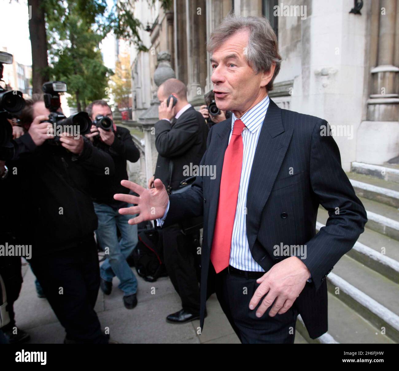 Martin Broughton, der Vorsitzende des Fußballclubs von Liverpool, stellte sich heute vor dem High Court in London vor, als die größten Gläubiger des Clubs, die Royal Bank of Scotland, um eine rechtliche Bestätigung bitten, dass die derzeitigen Eigentümer George Gillett und Tom Hicks kein Recht haben, einen geplanten Verkauf zu blockieren. Stockfoto