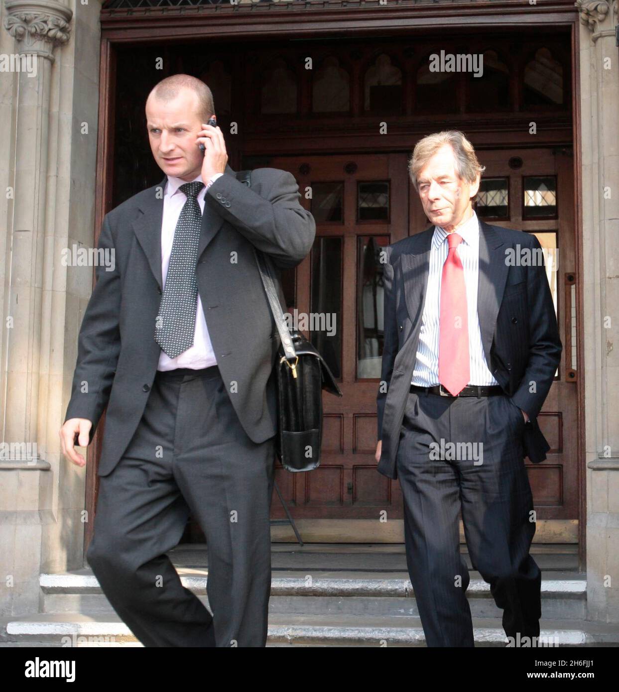 Martin Broughton, der Vorsitzende des Fußballclubs von Liverpool, stellte sich heute vor dem High Court in London vor, als die größten Gläubiger des Clubs, die Royal Bank of Scotland, um eine rechtliche Bestätigung bitten, dass die derzeitigen Eigentümer George Gillett und Tom Hicks kein Recht haben, einen geplanten Verkauf zu blockieren. Stockfoto