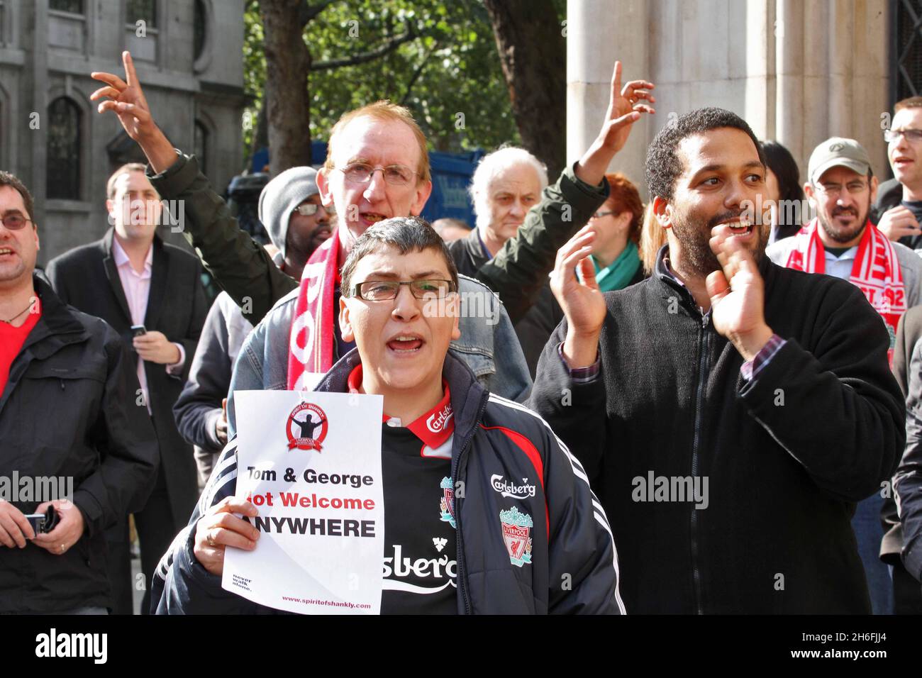 Fans des Fußballclubs von Liverpool, die heute Nachmittag vor dem High Court in London abgebildet wurden, nachdem der Richter bekannt gegeben hatte, dass am Mittwoch um 10.30 Uhr ein Urteil ausgesendet werden wird, das die größten Gläubiger des Clubs, die Royal Bank of Scotland, Fordert eine rechtliche Bestätigung, dass die derzeitigen Eigentümer George Gillett und Tom Hicks kein Recht haben, einen geplanten Verkauf zu blockieren. Stockfoto