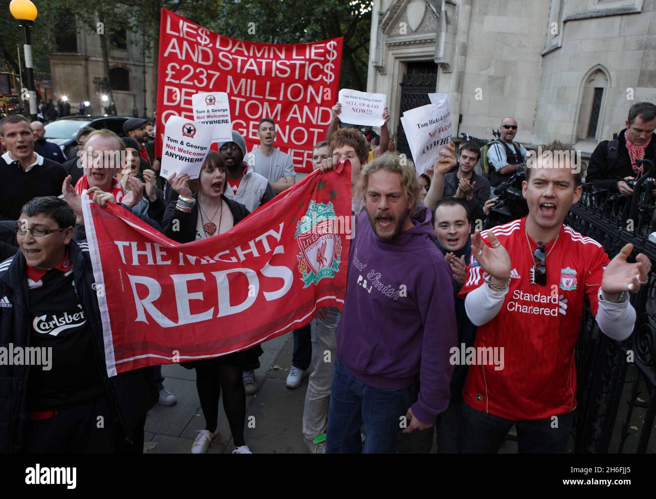 Fans des Fußballclubs von Liverpool, die heute Nachmittag vor dem High Court in London abgebildet wurden, nachdem der Richter bekannt gegeben hatte, dass am Mittwoch um 10.30 Uhr ein Urteil ausgesendet werden wird, das die größten Gläubiger des Clubs, die Royal Bank of Scotland, Fordert eine rechtliche Bestätigung, dass die derzeitigen Eigentümer George Gillett und Tom Hicks kein Recht haben, einen geplanten Verkauf zu blockieren. Stockfoto