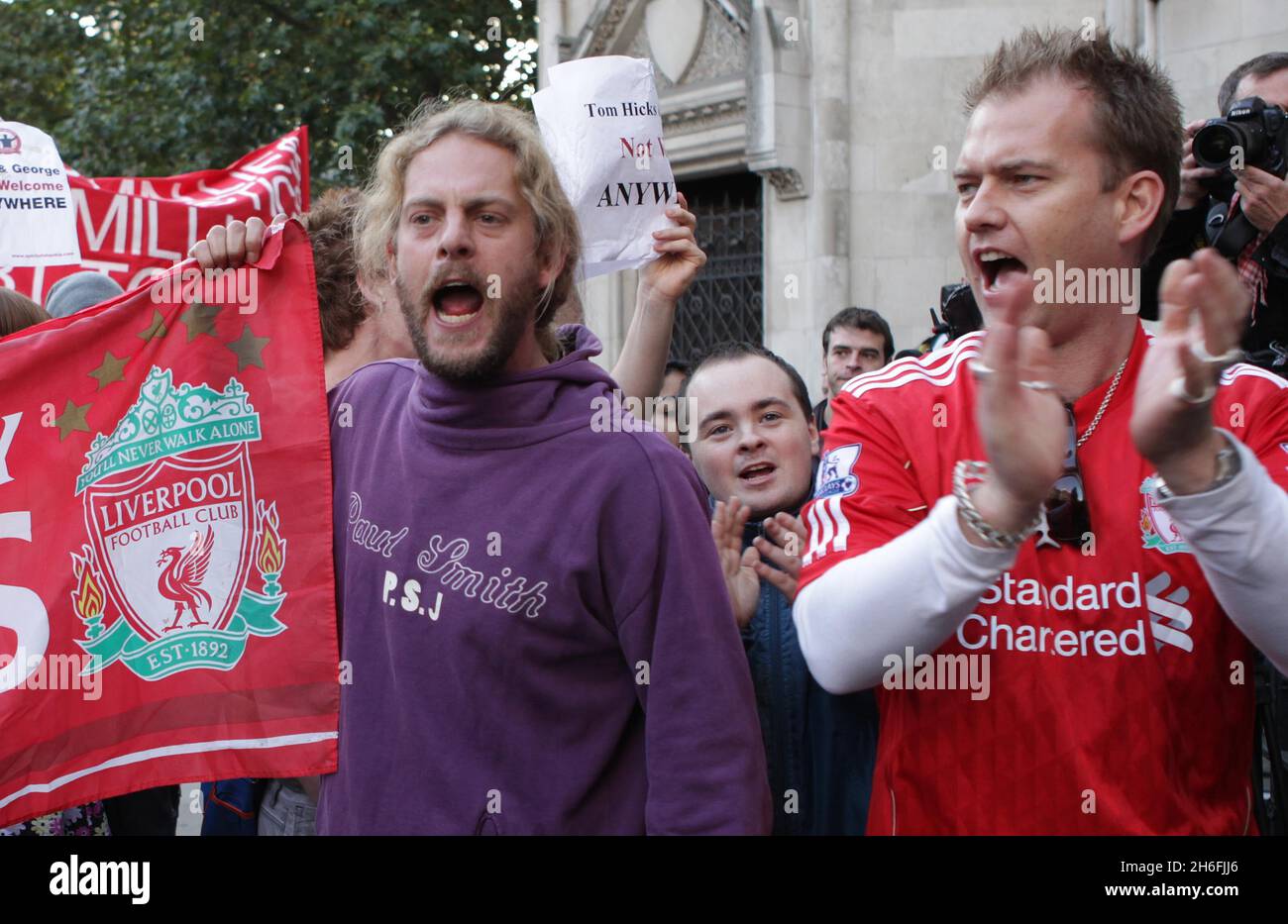 Fans des Fußballclubs von Liverpool, die heute Nachmittag vor dem High Court in London abgebildet wurden, nachdem der Richter bekannt gegeben hatte, dass am Mittwoch um 10.30 Uhr ein Urteil ausgesendet werden wird, das die größten Gläubiger des Clubs, die Royal Bank of Scotland, Fordert eine rechtliche Bestätigung, dass die derzeitigen Eigentümer George Gillett und Tom Hicks kein Recht haben, einen geplanten Verkauf zu blockieren. Stockfoto
