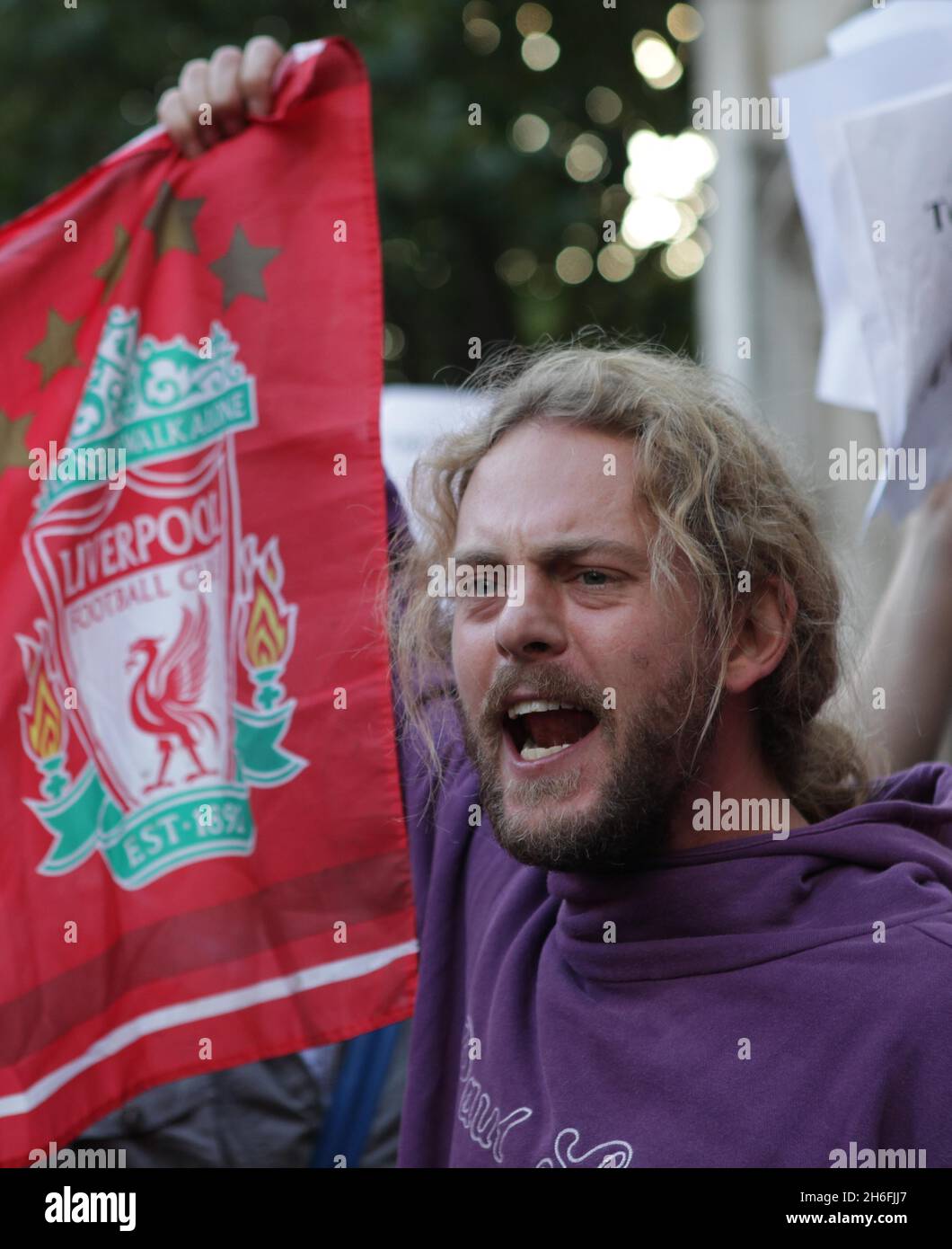 Fans des Fußballclubs von Liverpool, die heute Nachmittag vor dem High Court in London abgebildet wurden, nachdem der Richter bekannt gegeben hatte, dass am Mittwoch um 10.30 Uhr ein Urteil ausgesendet werden wird, das die größten Gläubiger des Clubs, die Royal Bank of Scotland, Fordert eine rechtliche Bestätigung, dass die derzeitigen Eigentümer George Gillett und Tom Hicks kein Recht haben, einen geplanten Verkauf zu blockieren. Stockfoto