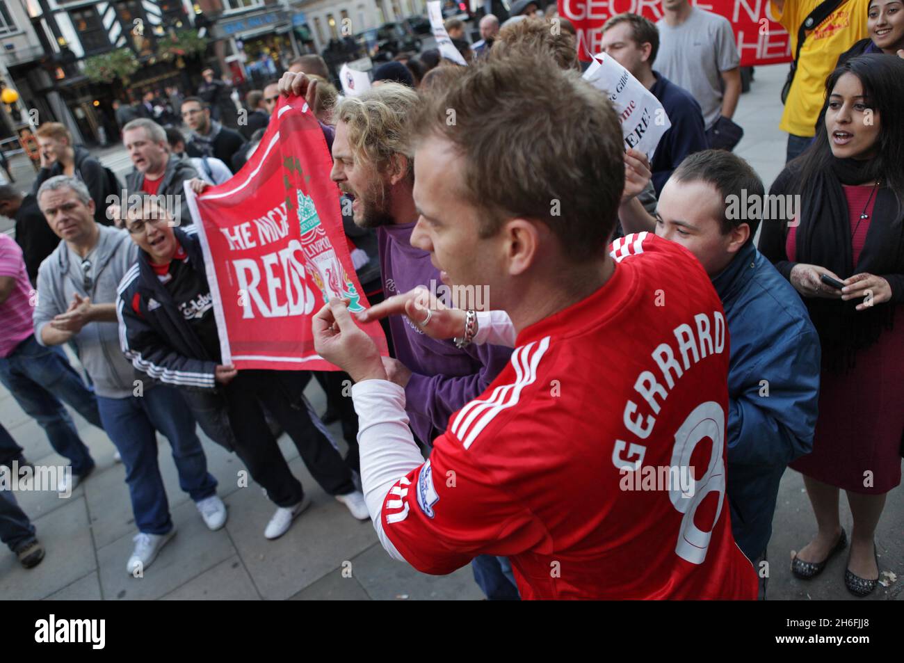 Fans des Fußballclubs von Liverpool, die heute Nachmittag vor dem High Court in London abgebildet wurden, nachdem der Richter bekannt gegeben hatte, dass am Mittwoch um 10.30 Uhr ein Urteil ausgesendet werden wird, das die größten Gläubiger des Clubs, die Royal Bank of Scotland, Fordert eine rechtliche Bestätigung, dass die derzeitigen Eigentümer George Gillett und Tom Hicks kein Recht haben, einen geplanten Verkauf zu blockieren. Stockfoto
