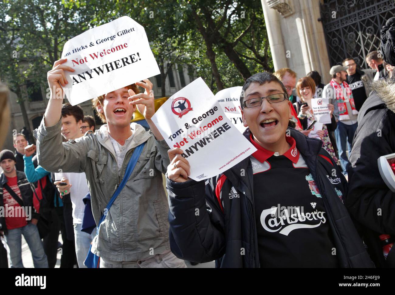Fans des Fußballclubs von Liverpool, die heute Nachmittag vor dem High Court in London abgebildet wurden, nachdem der Richter bekannt gegeben hatte, dass am Mittwoch um 10.30 Uhr ein Urteil ausgesendet werden wird, das die größten Gläubiger des Clubs, die Royal Bank of Scotland, Fordert eine rechtliche Bestätigung, dass die derzeitigen Eigentümer George Gillett und Tom Hicks kein Recht haben, einen geplanten Verkauf zu blockieren. Stockfoto