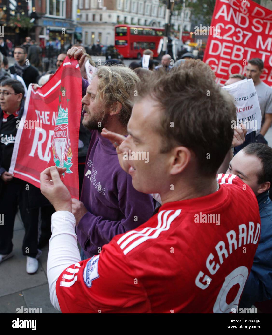 Fans des Fußballclubs von Liverpool, die heute Nachmittag vor dem High Court in London abgebildet wurden, nachdem der Richter bekannt gegeben hatte, dass am Mittwoch um 10.30 Uhr ein Urteil ausgesendet werden wird, das die größten Gläubiger des Clubs, die Royal Bank of Scotland, Fordert eine rechtliche Bestätigung, dass die derzeitigen Eigentümer George Gillett und Tom Hicks kein Recht haben, einen geplanten Verkauf zu blockieren. Stockfoto