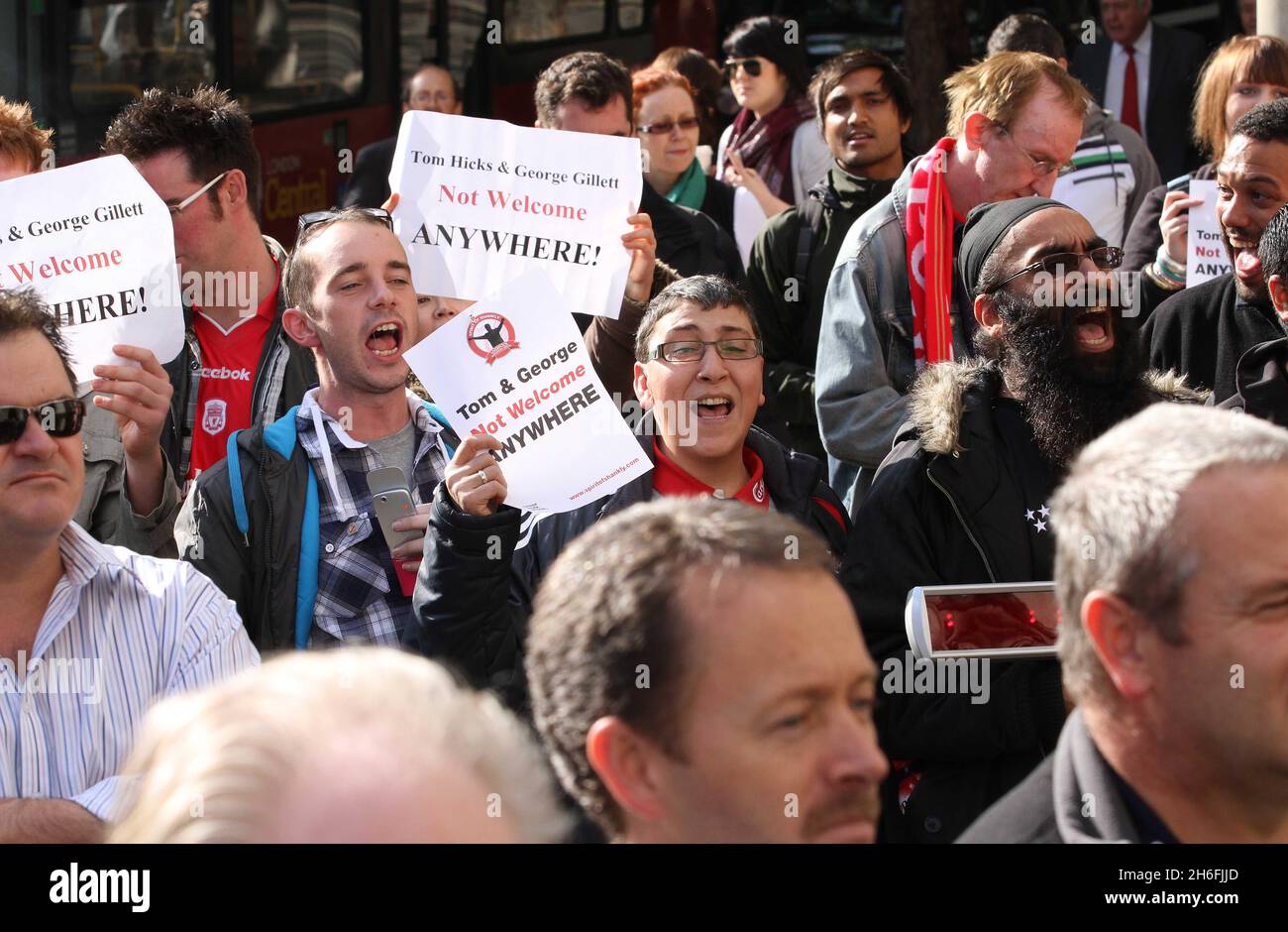 Fans des Fußballclubs von Liverpool, die heute Nachmittag vor dem High Court in London abgebildet wurden, nachdem der Richter bekannt gegeben hatte, dass am Mittwoch um 10.30 Uhr ein Urteil ausgesendet werden wird, das die größten Gläubiger des Clubs, die Royal Bank of Scotland, Fordert eine rechtliche Bestätigung, dass die derzeitigen Eigentümer George Gillett und Tom Hicks kein Recht haben, einen geplanten Verkauf zu blockieren. Stockfoto