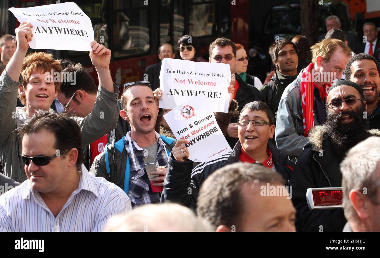 Fans des Fußballclubs von Liverpool, die heute Nachmittag vor dem High Court in London abgebildet wurden, nachdem der Richter bekannt gegeben hatte, dass am Mittwoch um 10.30 Uhr ein Urteil ausgesendet werden wird, das die größten Gläubiger des Clubs, die Royal Bank of Scotland, Fordert eine rechtliche Bestätigung, dass die derzeitigen Eigentümer George Gillett und Tom Hicks kein Recht haben, einen geplanten Verkauf zu blockieren. Stockfoto