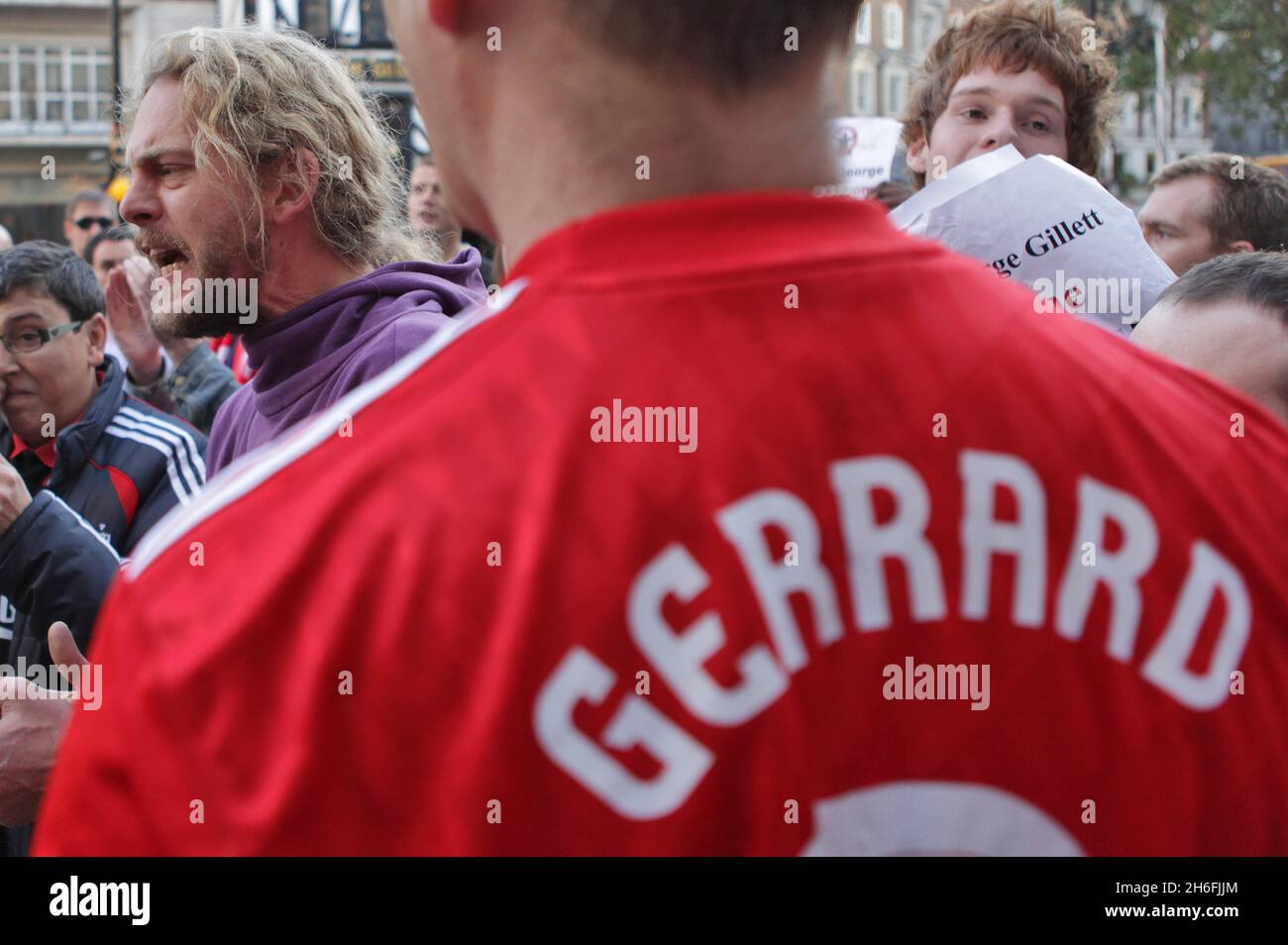 Fans des Fußballclubs von Liverpool, die heute Nachmittag vor dem High Court in London abgebildet wurden, nachdem der Richter bekannt gegeben hatte, dass am Mittwoch um 10.30 Uhr ein Urteil ausgesendet werden wird, das die größten Gläubiger des Clubs, die Royal Bank of Scotland, Fordert eine rechtliche Bestätigung, dass die derzeitigen Eigentümer George Gillett und Tom Hicks kein Recht haben, einen geplanten Verkauf zu blockieren. Stockfoto