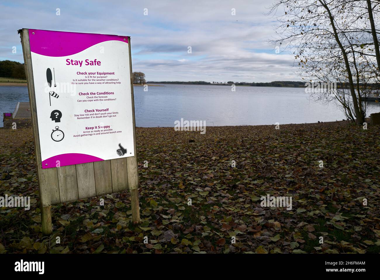 Tipps zu Wassersportarten auf einem See. Stockfoto