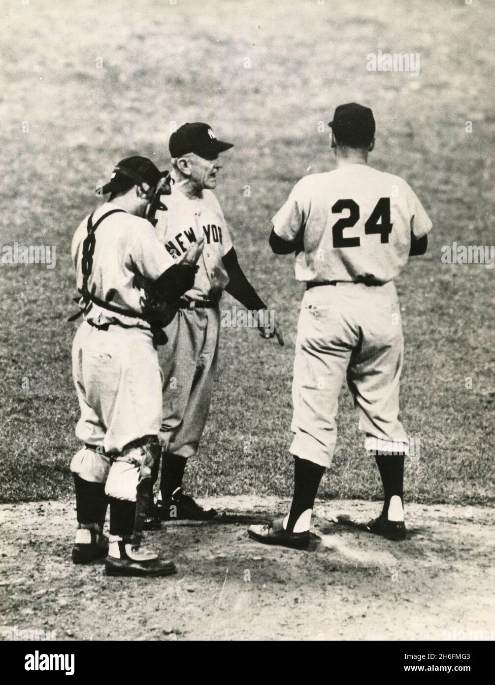 Casey Stengel (Mitte), Baseballmanager der US-amerikanischen Yankees, diskutiert mit den Spielern Tom Gorman (rechts) und Yogi Berra, NY, USA 1956 Stockfoto