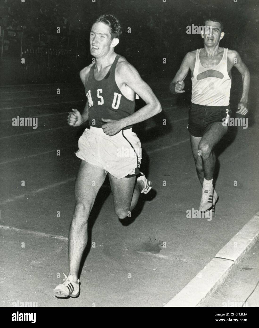 Der amerikanische Langstreckenläufer Gerry Lindgren besiegte den Australier Ron Clarke bei California Relays, USA 1968 Stockfoto