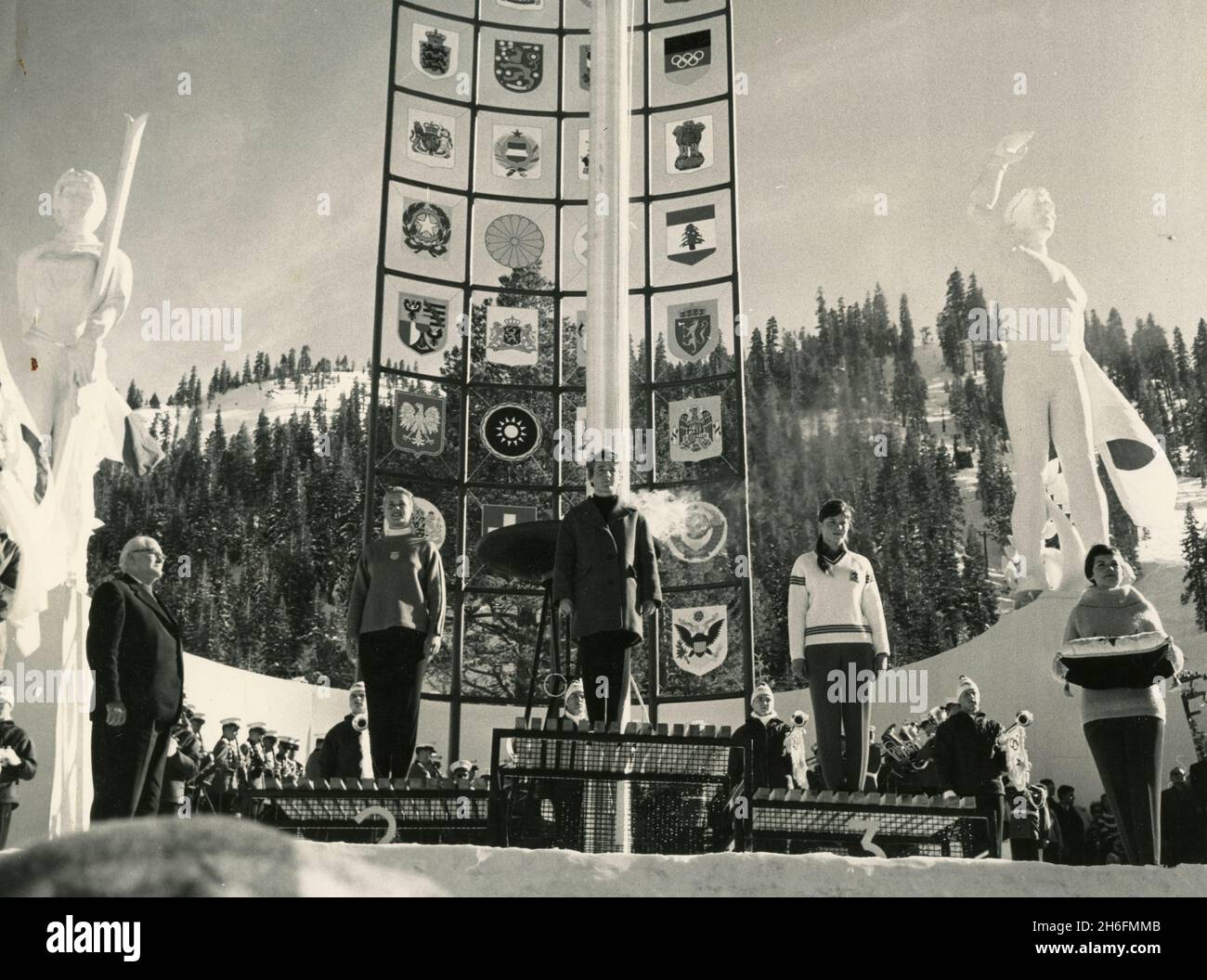 Die Sieger der VIII. Olympischen Winterspiele Damen-Abfahrt, von links: Penny Pitou USA, zweiter Platz; Heidi Biebl Deutschland, erster Platz; und Traudl Hecher Österreich, dritter Platz, Squaw Valley, USA 1960 Stockfoto