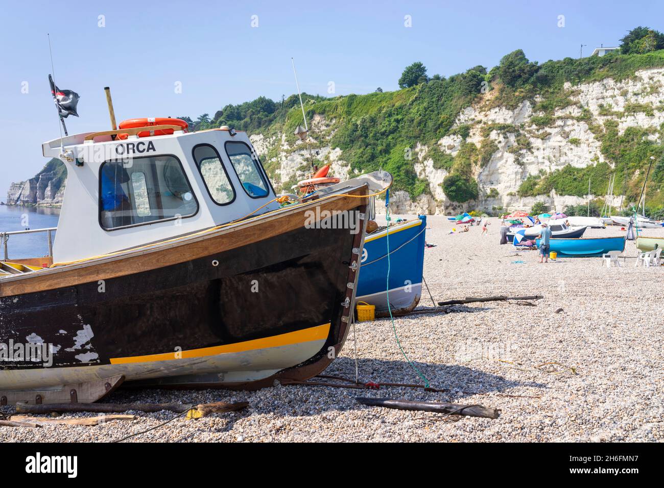 Die Beer Devon Fischerboote zogen an und strandeten am Beer Beach Devon Seaton Bay England GB Europa Stockfoto