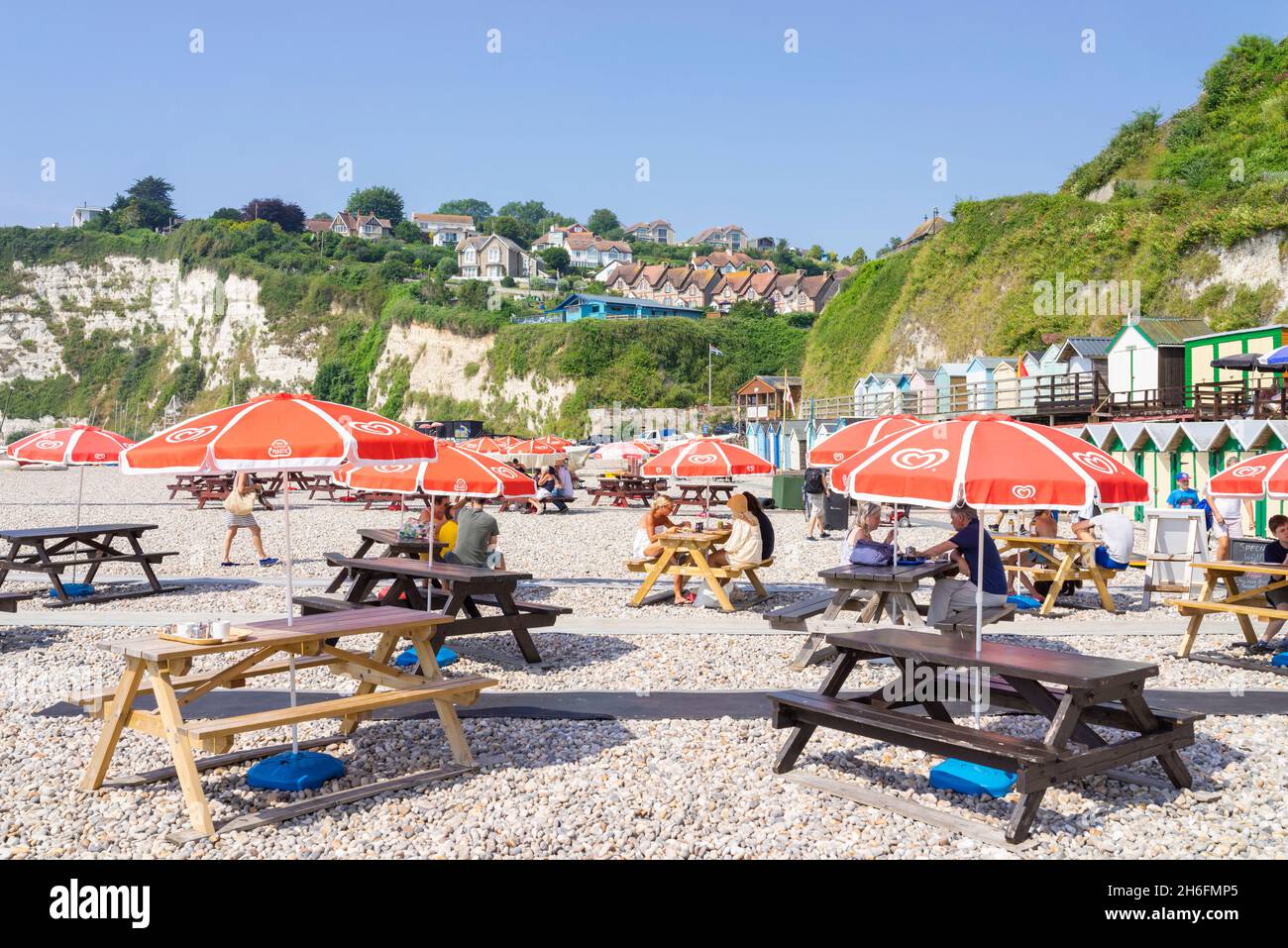Beer Devon Beach Sonnenschirme und Sitzplätze in Ducky's Café auf Beer Beach Beer Devon England GB Europe Stockfoto