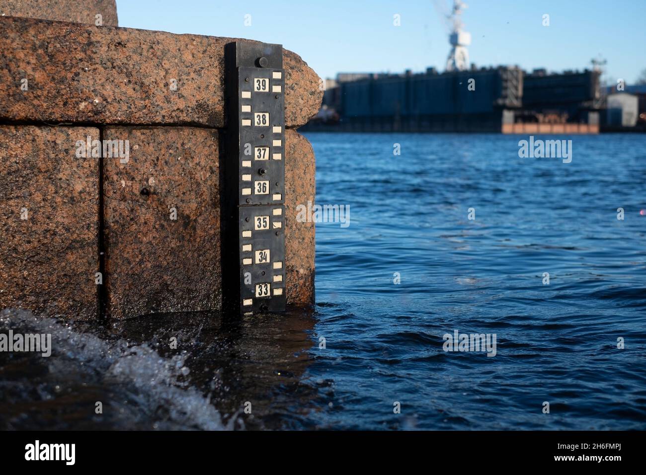 Skala der Wasserstufe im Fluss. Stockfoto