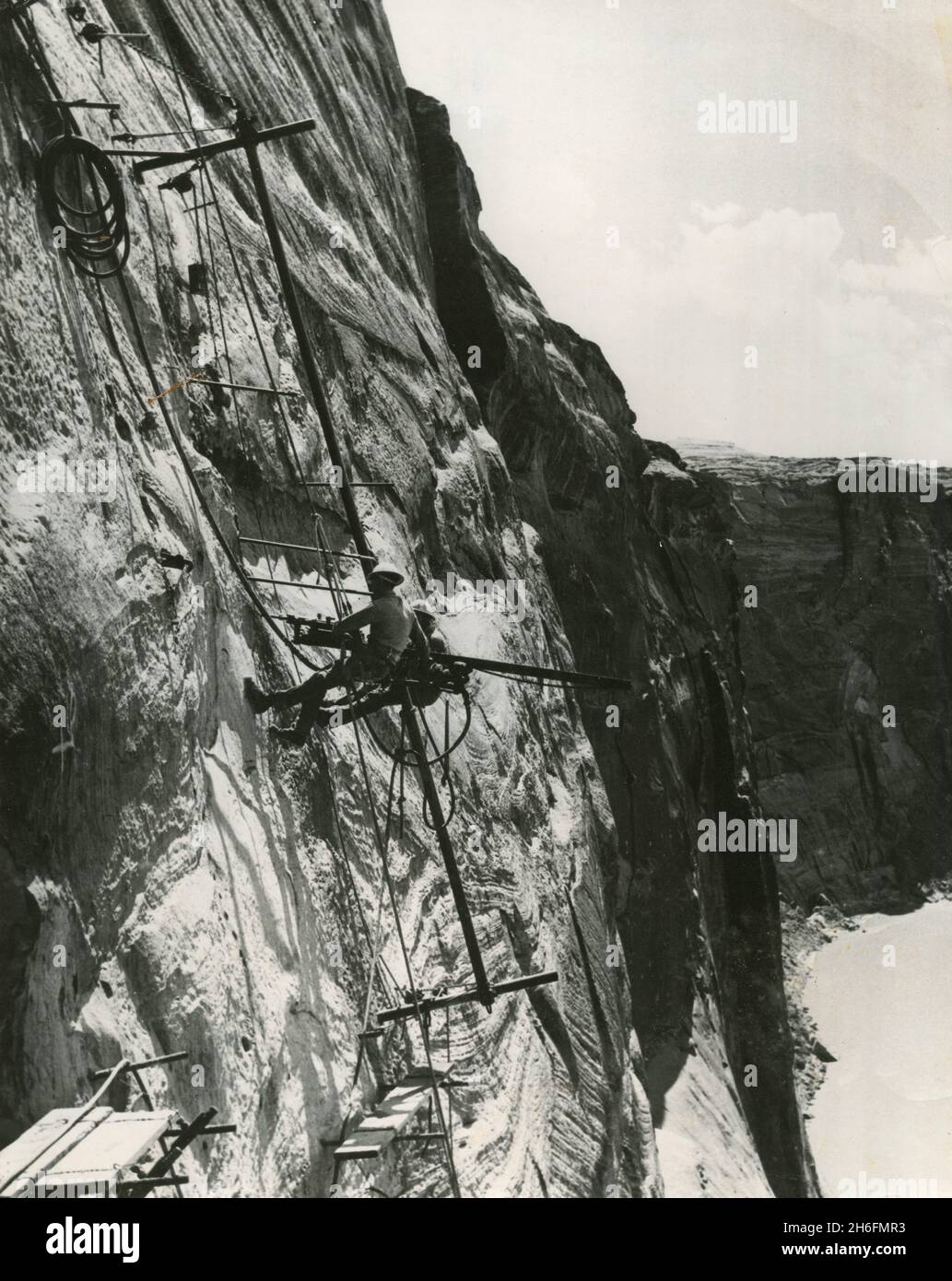 Highscaler bereiten ein Gebiet vor, in dem Presshammerbohrer zum Bau eines Staudamms in Glen Canyon, Arizona, USA 1960, eingesetzt werden Stockfoto