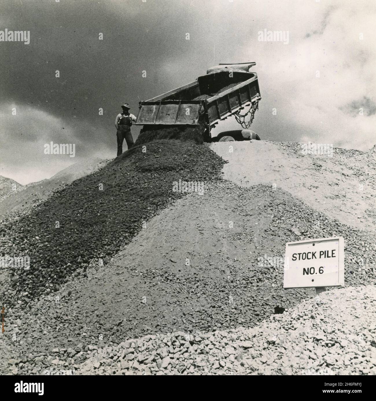 Uranhaltiges Erz wird in großen Haufen zur Verarbeitung des Minerals, USA 1955, gestapelt Stockfoto