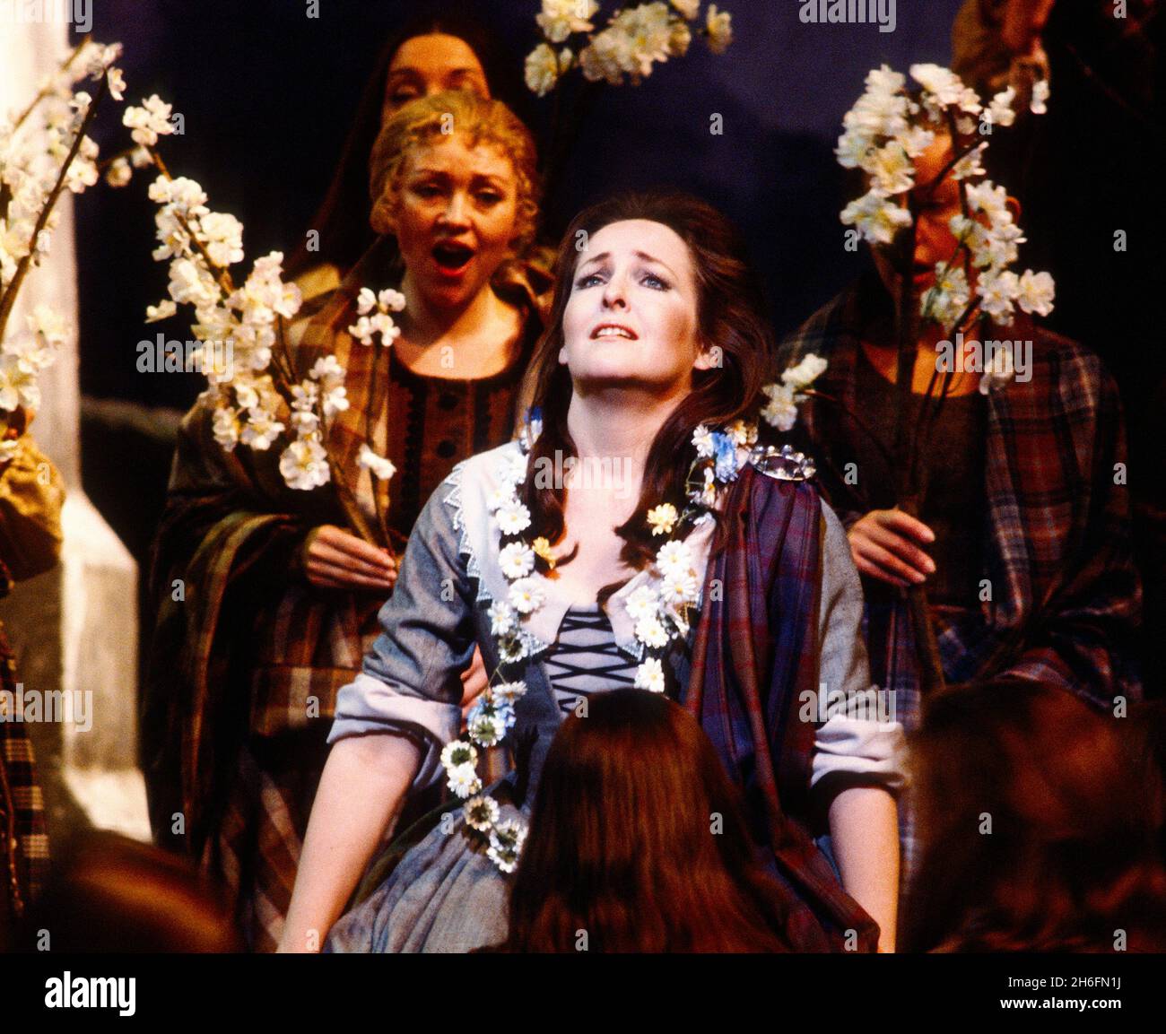 Frederica von Stade (Elena) in LA DONNA DEL LAGO von Rossini an der Royal Opera, Covent Garden, London WC2 27/06/1985 Musik: Gioachino Rossini Libretto: Andrea Leone Tottola Dirigent: Lawrence Foster Design: Ming Cho Lee & Jane Greenwood Beleuchtung: Robert Bryan Regie: Frank Corsaro Stockfoto