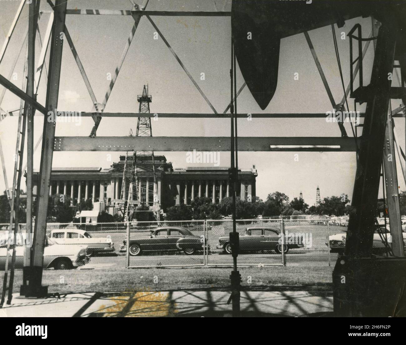 Das State Capitol in Oklahoma City durch die Struktur eines Ölderricks, USA 1958 Stockfoto