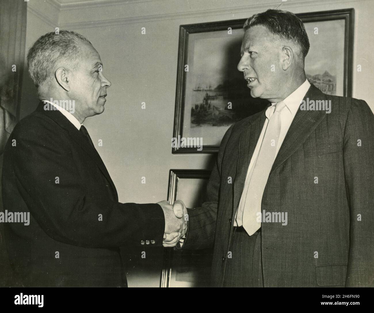 US-Verteidigungsminister Neil H. McElroy (rechts) gratuliert James C. Evans zu seiner Auszeichnung durch die National Civil Service League, USA 1959 Stockfoto