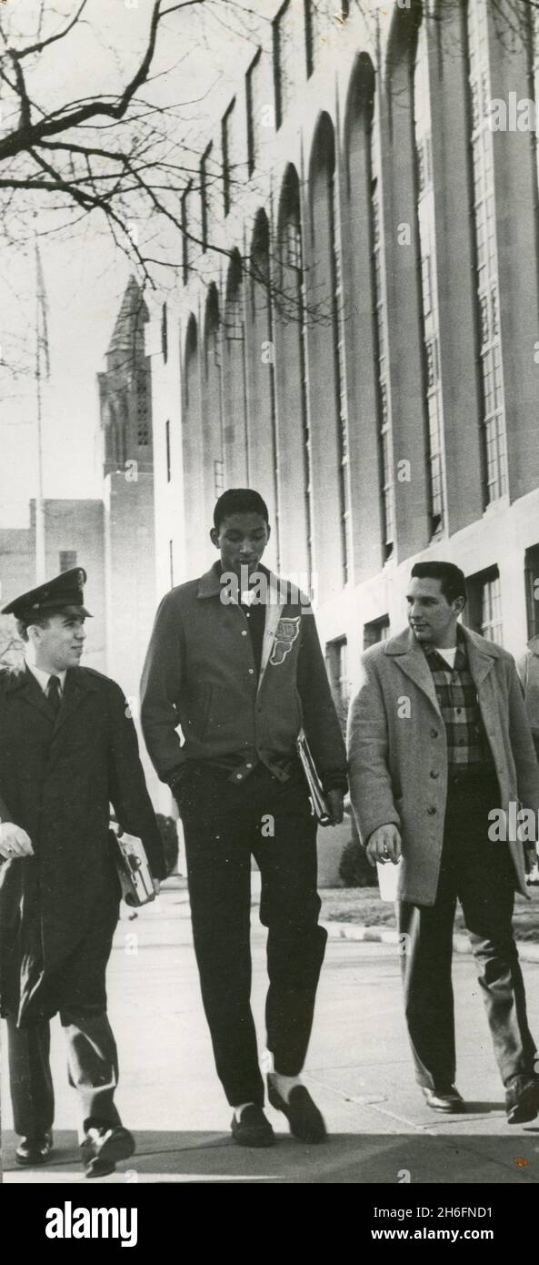 Der amerikanische Hochspringer John Thomas geht mit Kommilitonen zur Klasse, Boston, USA 1960 Stockfoto