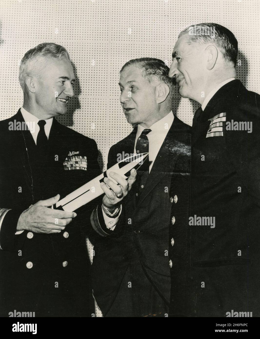 Amerikanische und britische Offiziere, von links: US Navy Konteradmiral Ignatius J. Galatin; Sir Solly Zuckerman, Chefwissenschaftler des britischen Verteidigungsministeriums; und Vizeadmiral Sir Varyl Begg Vizechef des britischen Marinestabs, der ein Modell von Polaris-Raketen ansah, USA 1963 Stockfoto