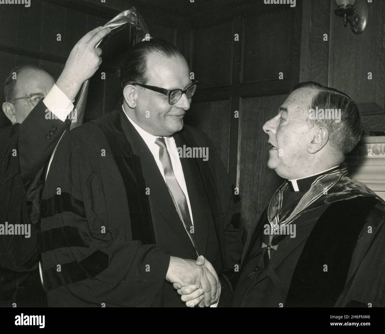 Der österreichische Bundesbildungsminister Heinrich Drimmel wird an der Georgetown University von Präsident Edward B. Bunn, USA 1963, die Ehrendoktorwürde für Gesetze verliehen Stockfoto