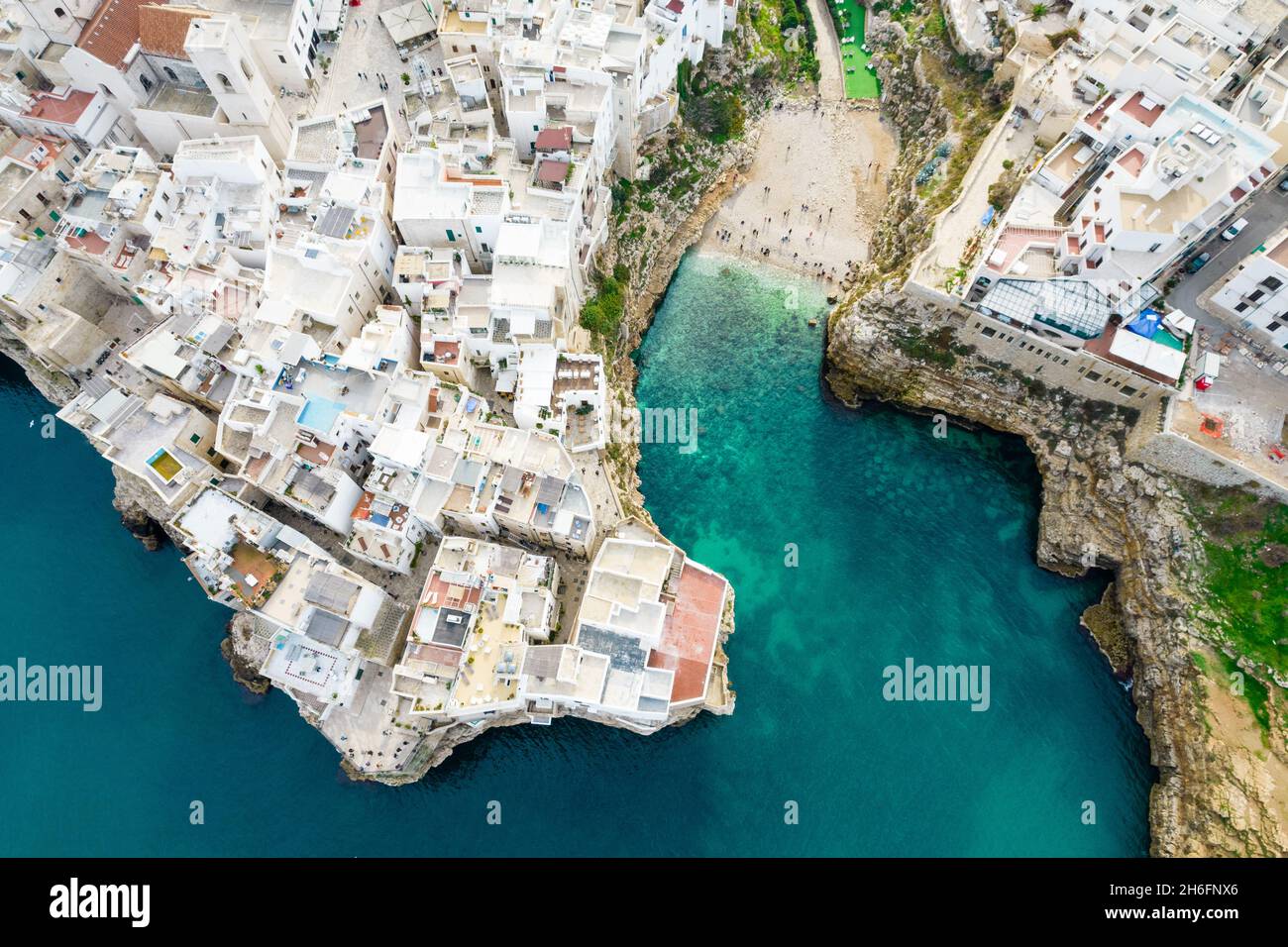 Polignano Luftaufnahme, Bild mit Drohne von oben, Apulien, Italien Stockfoto