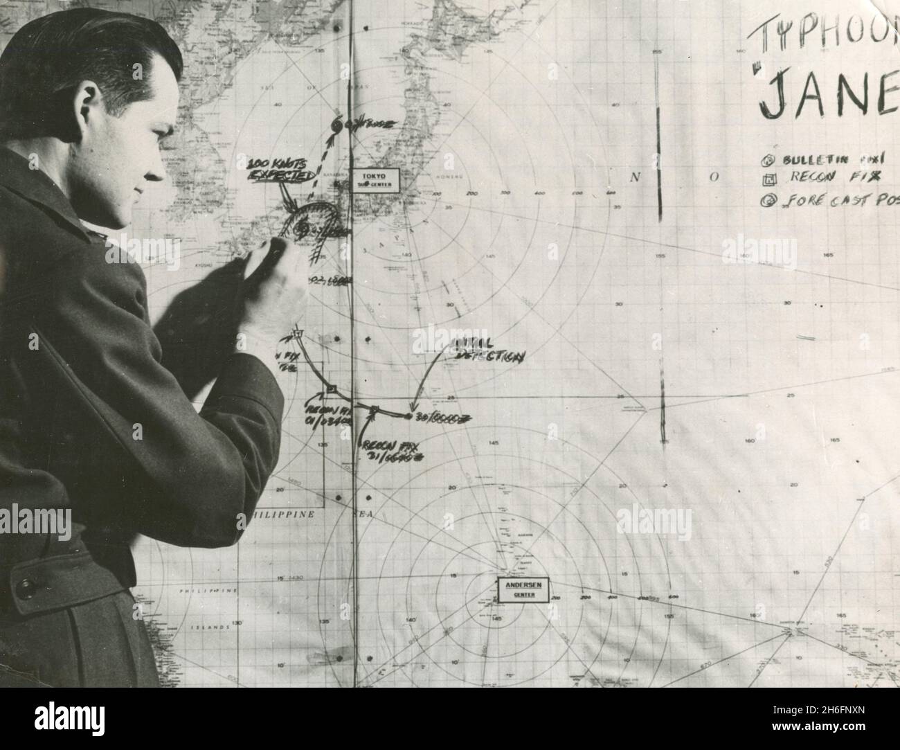 Amerikanischer Meteorologe, der den Verlauf eines Taifuns bei Air Weather Service, 1956, plante Stockfoto