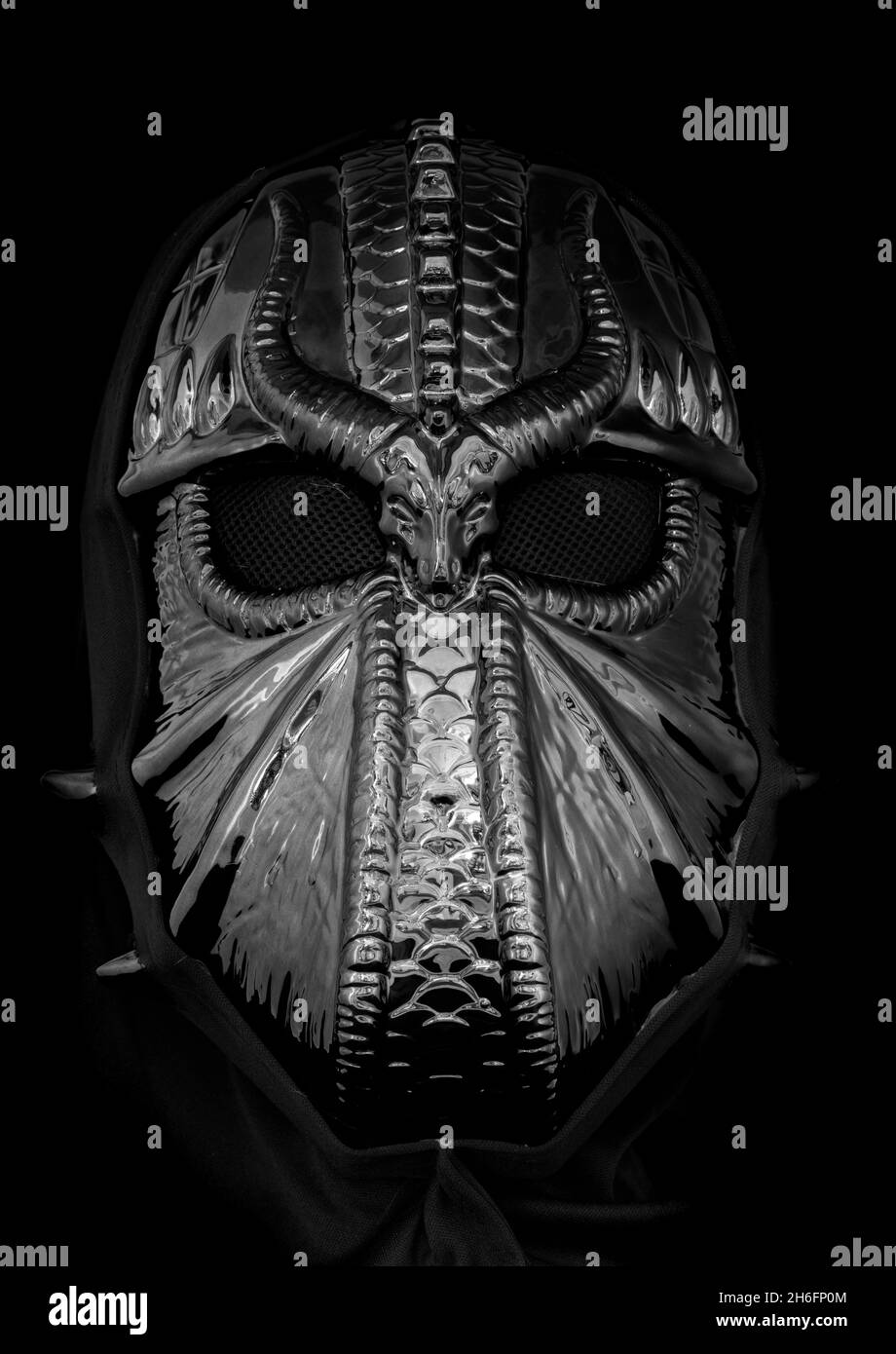 Warrior Maske Mit Metallic-Kapuze Auf Schwarzem Hintergrund Isoliert Stockfoto