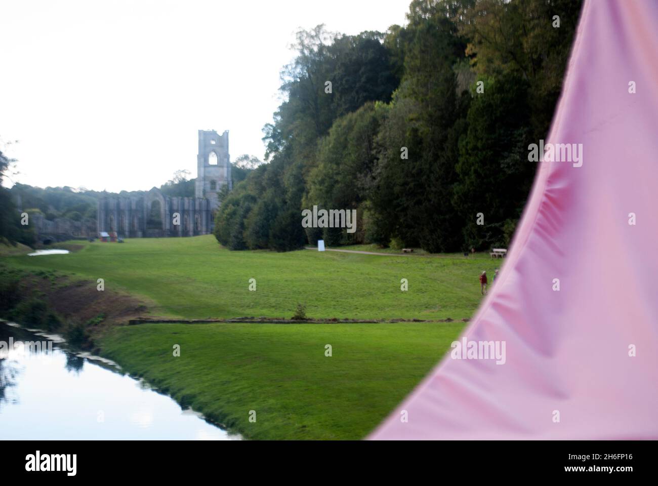 Edge of 'Bridged' Art Installation Tower of Fountains Abbey and River Skell, Studley Royal Park, Aldfield, North Yorkshire, England Stockfoto