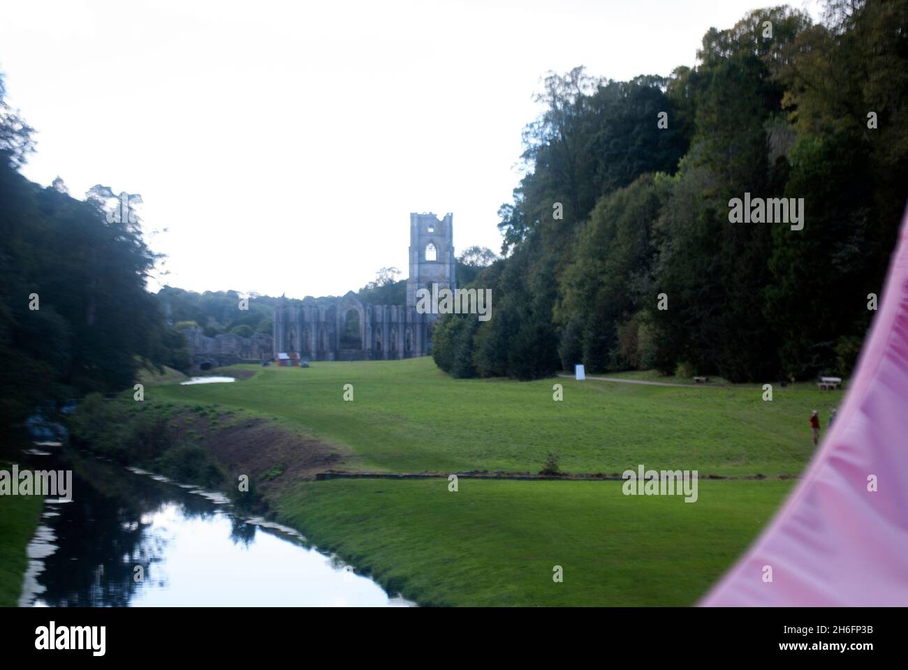 Edge of 'Bridged' Art Installation Tower of Fountains Abbey and River Skell, Studley Royal Park, Aldfield, North Yorkshire, England Stockfoto