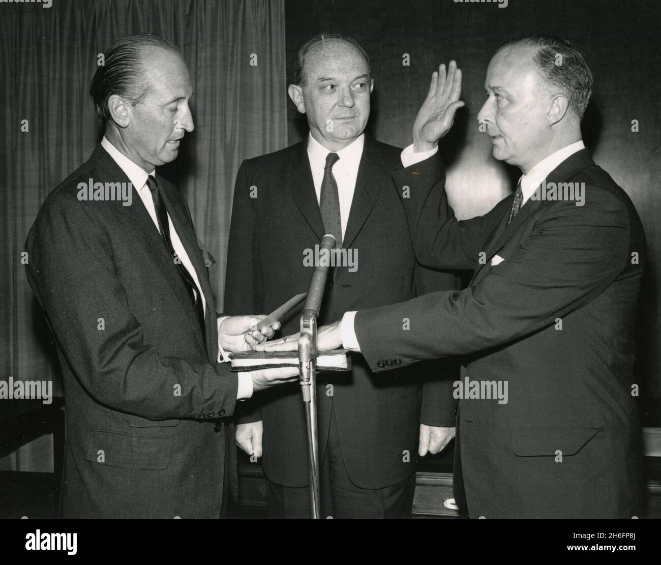 DER US-Protokollchef Angier Biddle Duke (links) verwaltet den Amtseid an John H. Ferguson (rechts), den amerikanischen Botschafter in Marokko. In der Mitte US-Außenminister Dean Rusk, USA 1962 Stockfoto