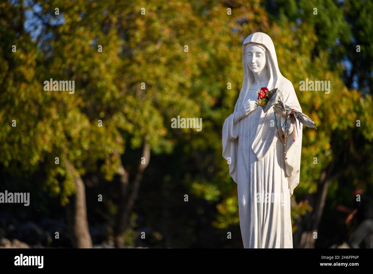 Statue der seligen Jungfrau Maria auf dem Berg Podbrdo, dem Erscheinungsberg mit Blick auf das Dorf Medjugorje in Bosnien und Herzegowina. Stockfoto