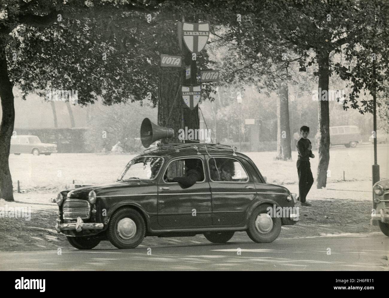 FIAT 1100 Auto, das Wahlpropaganda für DC, Christlich Demokratische Partei, Rom, Italien der 1960er Jahre macht Stockfoto