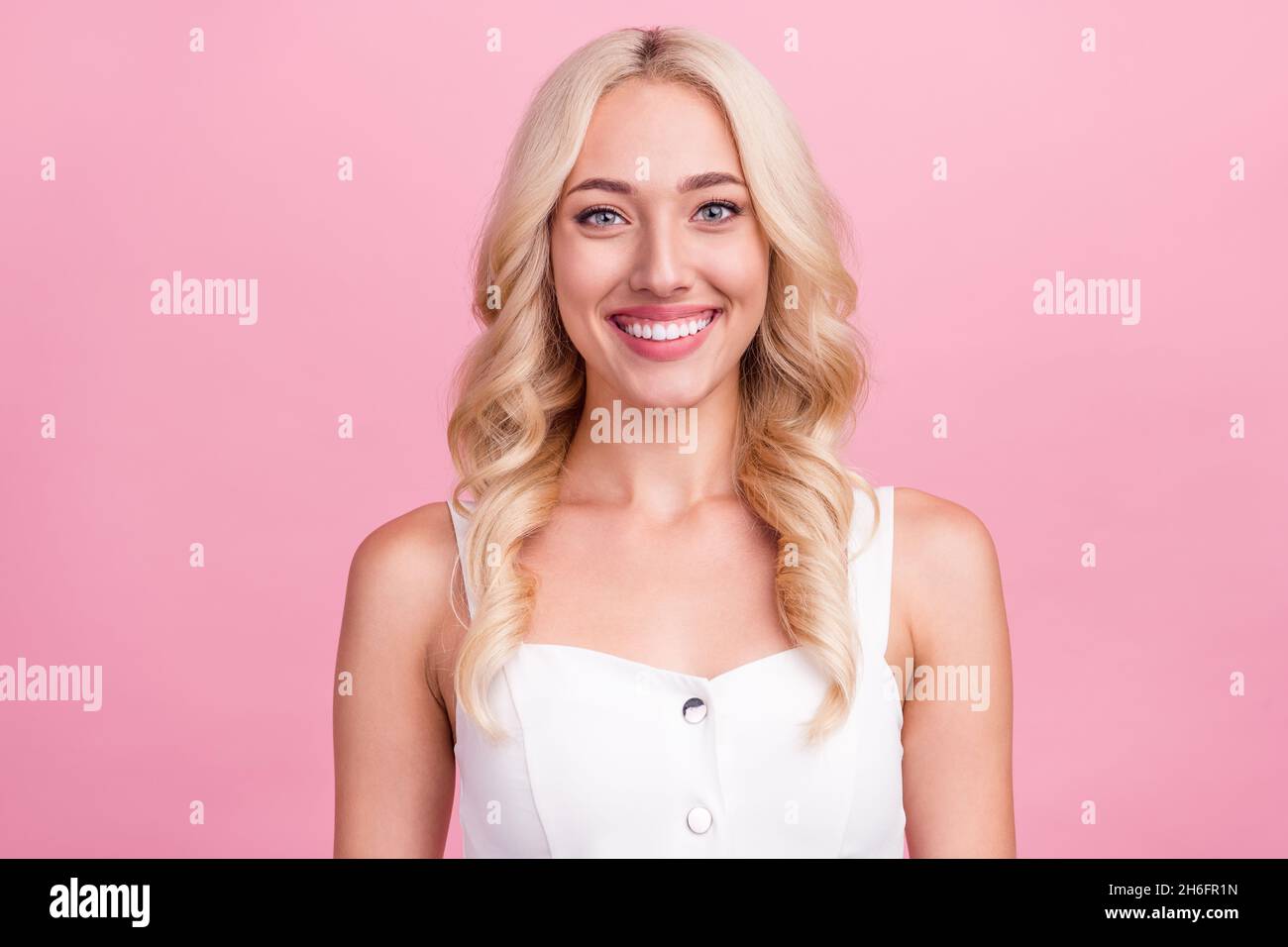 Foto von jungen fröhlichen Mädchen glücklich positive toothy Lächeln Keramik Klinik isoliert über rosa Farbe Hintergrund Stockfoto