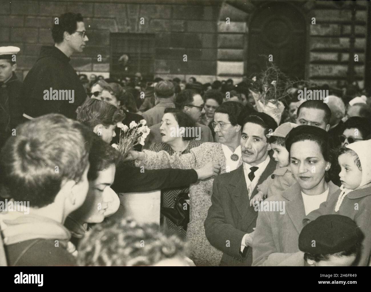 Menschenmenge bei einem religiösen Fest, Italien in den 1950er Jahren Stockfoto