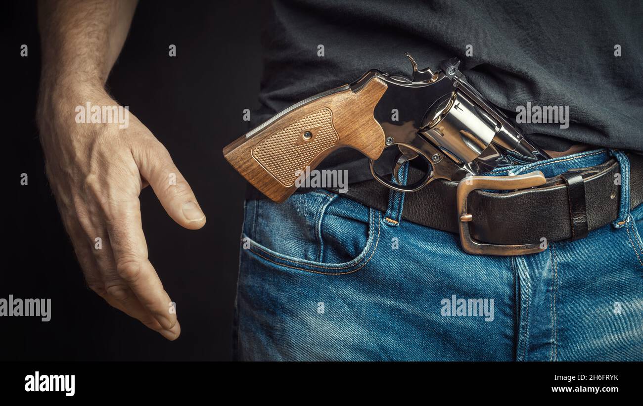 Mann mit einem Revolver im Gürtel Stockfoto