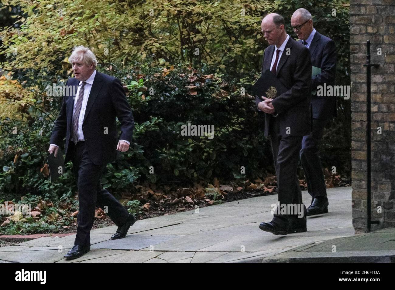 Westminster, London, Großbritannien. November 2021. Der britische Premierminister Boris Johnson verlässt eine Pressekonferenz mit Chris Whitty und Sir Patrick Vallance und verlässt kurz darauf die Downing Street 10, um zum Parlament zu fahren. Kredit: Imageplotter/Alamy Live Nachrichten Stockfoto