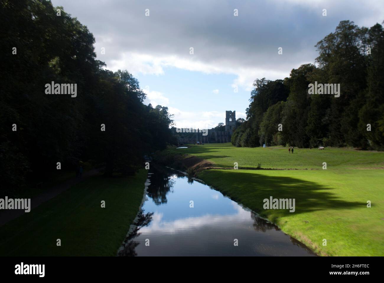 Tower of Fountains Abbey und River Skell, Studley Royal Water Gardens, Studley Royal Park, Aldfield, in der Nähe von Ripon, North Yorkshire, England Stockfoto