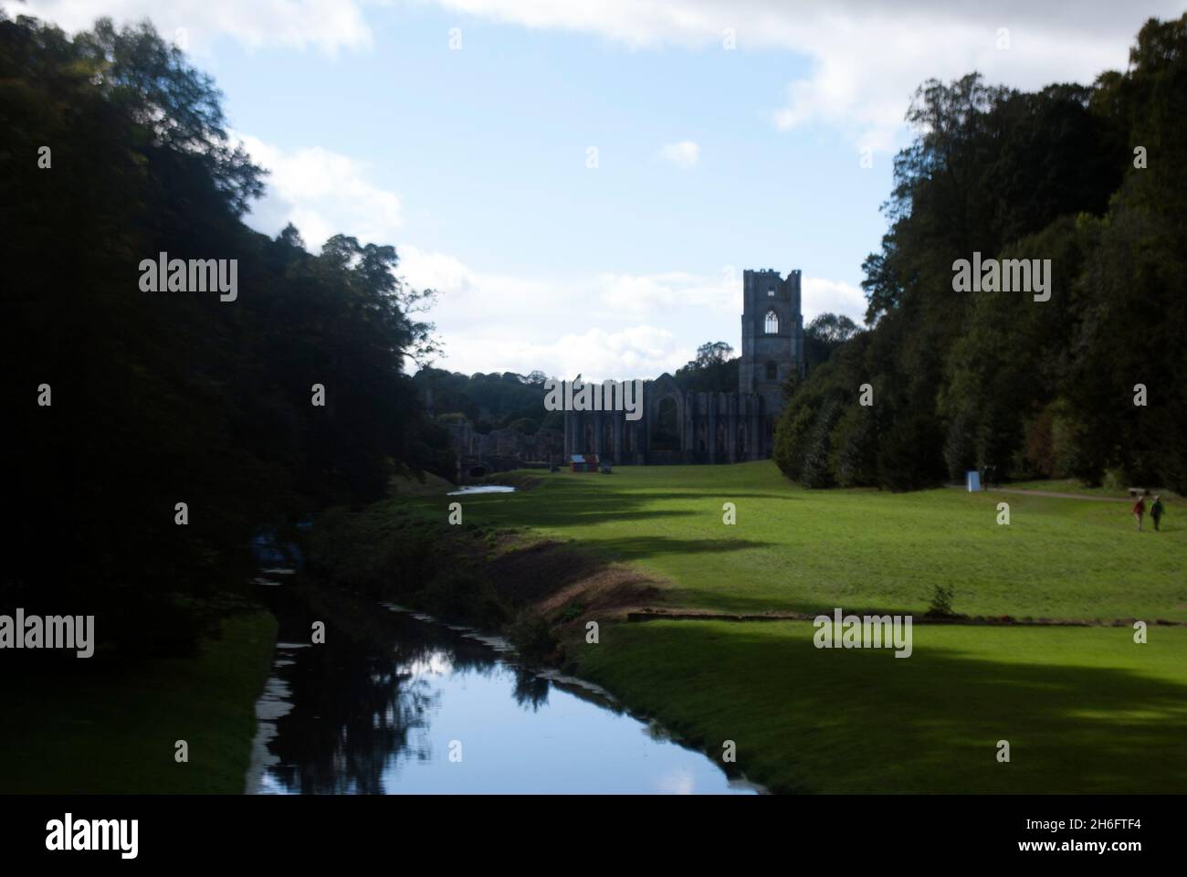 Tower of Fountains Abbey und River Skell, Studley Royal Water Gardens, Studley Royal Park, Aldfield, in der Nähe von Ripon, North Yorkshire, England Stockfoto