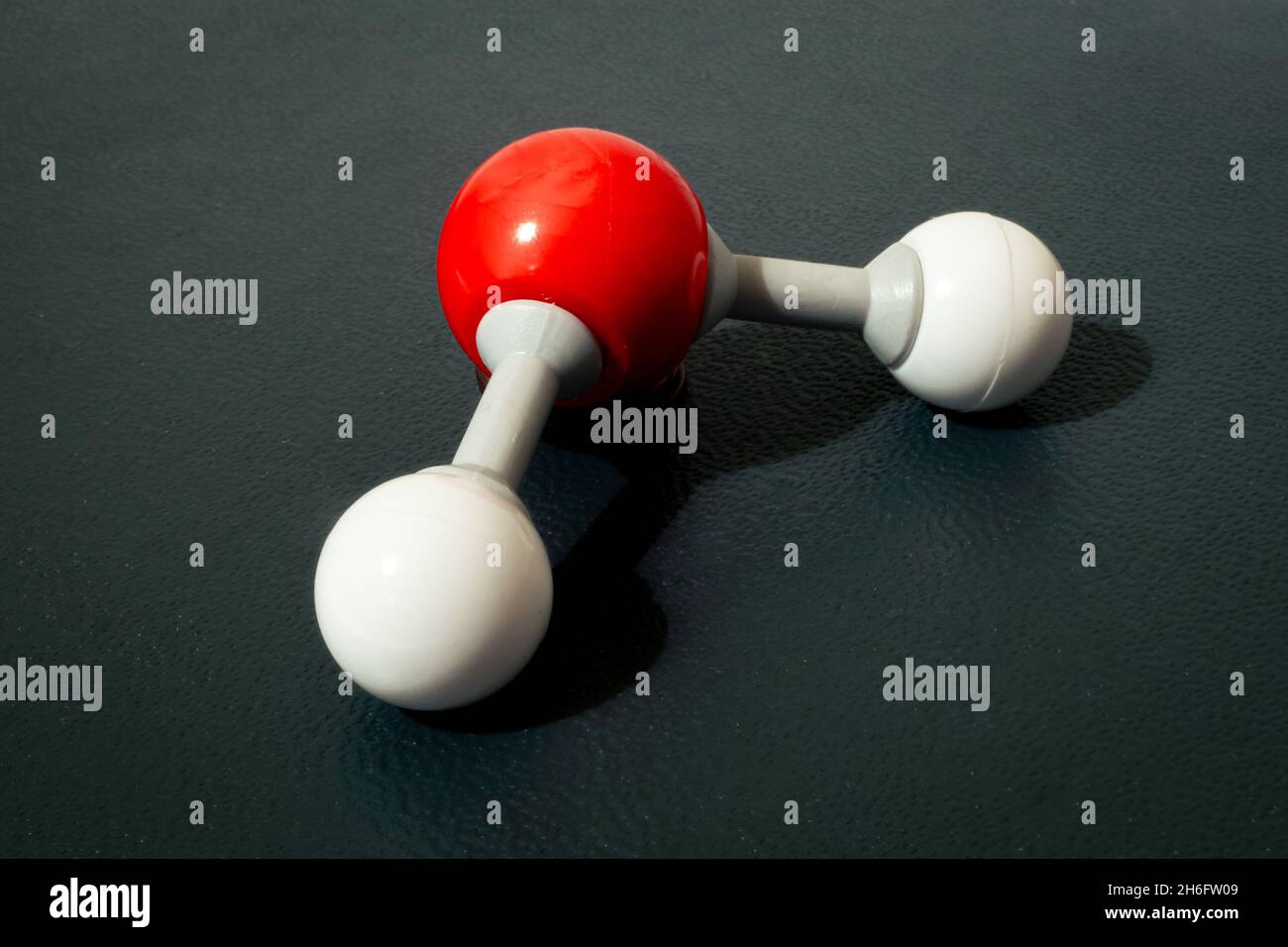 Modell eines Wassermoleküls (H2O), das für das Leben auf der Erde unerlässlich ist. Wird in der Chemie-Klasse verwendet. Stockfoto