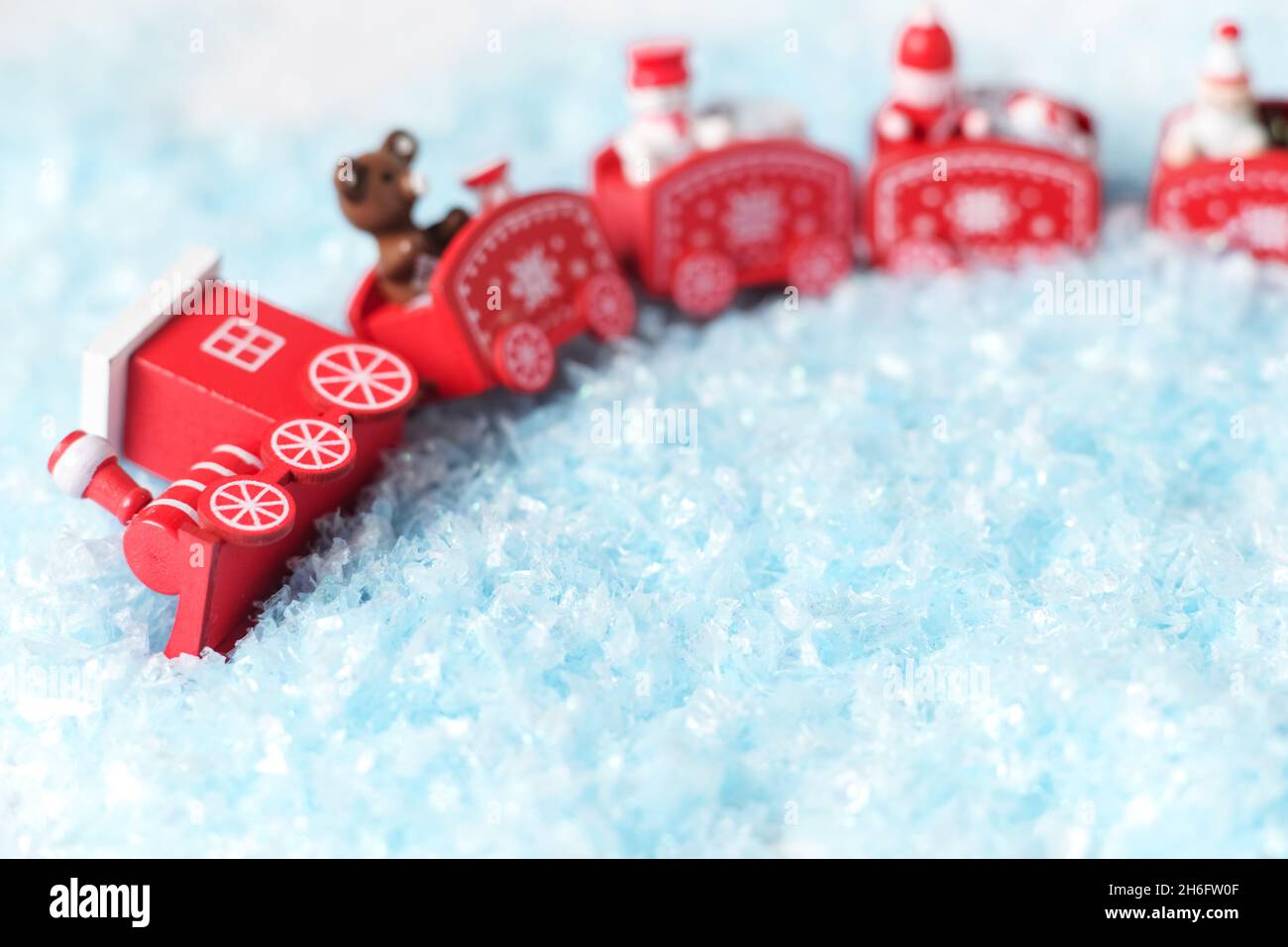 Neujahr, Weihnachten rot Spielzeug Zug im Schnee. Stockfoto