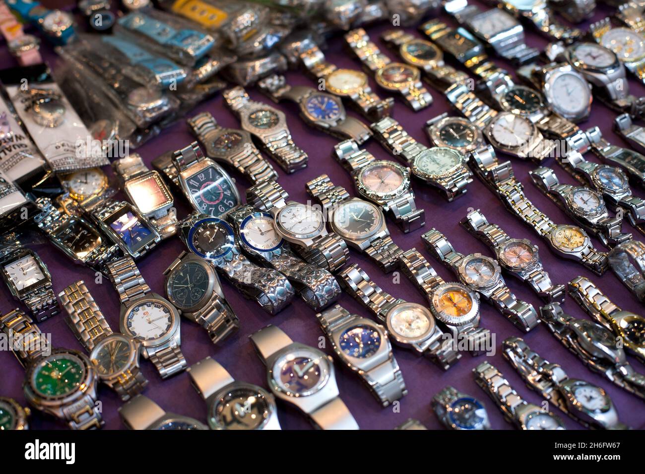 Kowloon, Hongkong, China, Asien - Sortiment an Armbanduhren auf einem traditionellen Straßenmarkt in Hongkong. Stockfoto