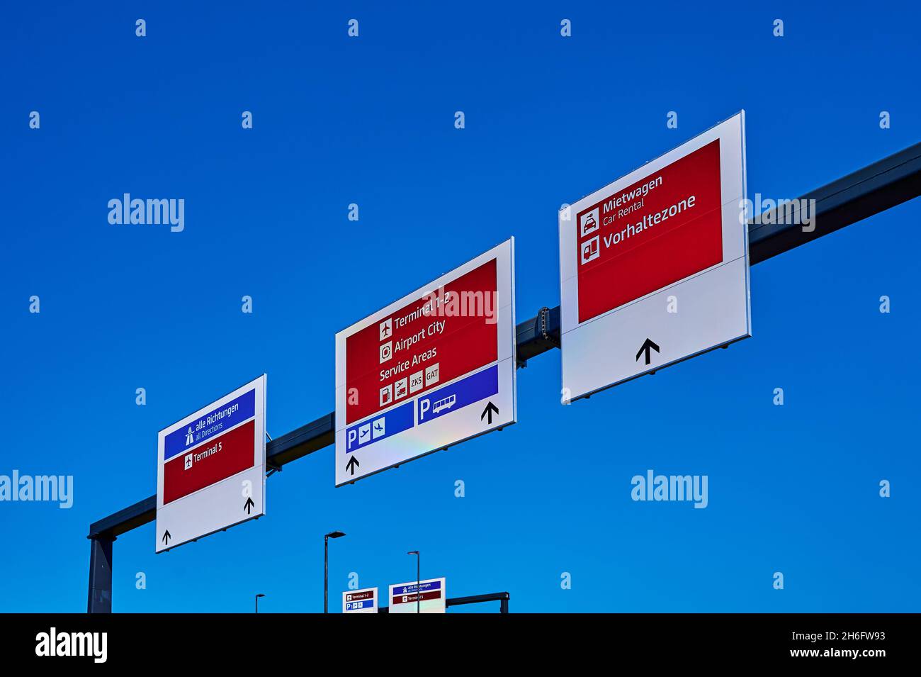 Informationstafel im Bereich des Flughafens BER Berlin-Brandenburg in Deutschland. Stockfoto